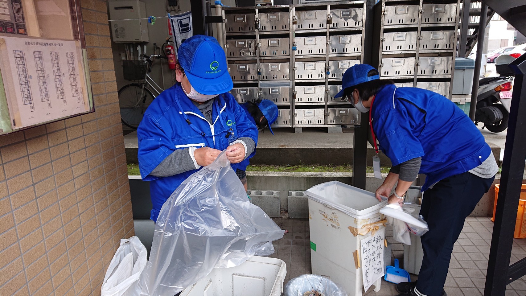 部屋の掃除中 屋内外の清掃・除草作業 - ココ・アシスト業務請負事業部